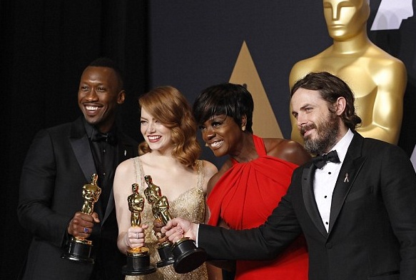 (Kiri-kanan) Mahershala Ali, Emma Stone, Viola Davis dan Casey Affleck meraih trofi Academy Awards ke-89/Reuters