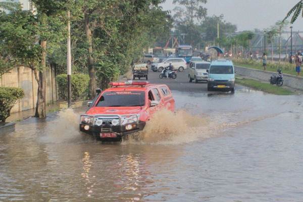  Sungai Cisadane Meluap di Tangerang, Jl Teuku Umar Tergenang