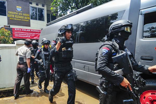  BOM PANCI CICENDO: Densus 88 Geledah Rumah Tersangka Teroris Yayat