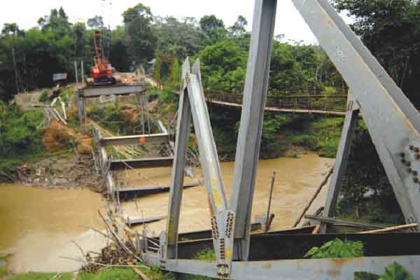  Air Sungai Menderas, Jembatan Tulungagung-Kediri Ambruk