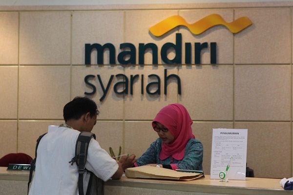 Karyawan Bank Syariah Mandiri melayani nasabah disalah satu kantor cabang di Jakarta./ Bisnis-Rahmatullah