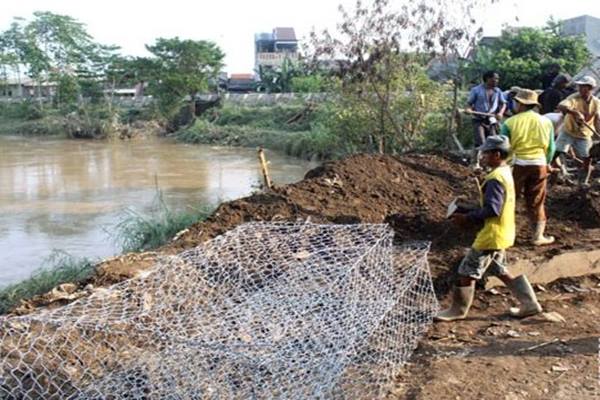  Tanggul Kali Bekasi Ambles, 2 Ruangan SD Pekayon Dikosongkan