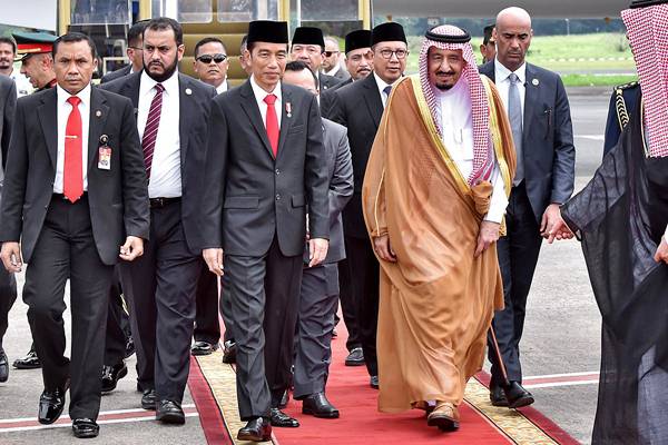  Inilah Kisah dan Harga Bisht atau Jubah Raja Salman