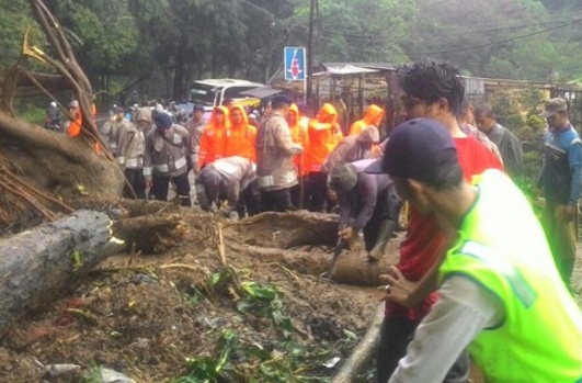  Hati-hati, Ada Longsor di Jalur Cianjur-Bogor Ruas Cipanas