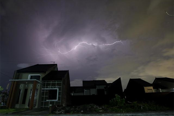  CUACA INDONESIA 2 MARET: Hujan Petir di Bandung