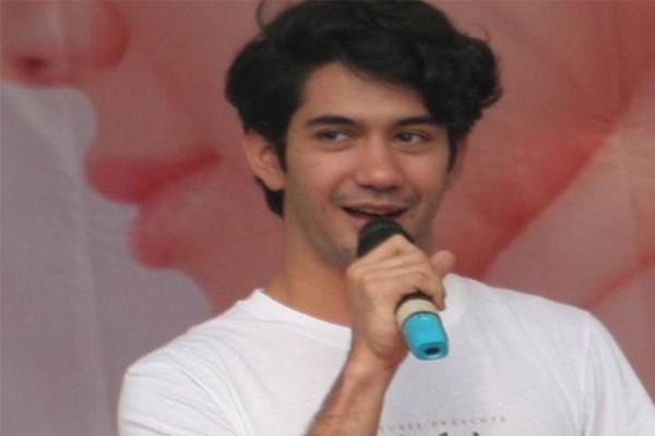  Ternyata Reza Rahadian Juga Bisa Menyanyi