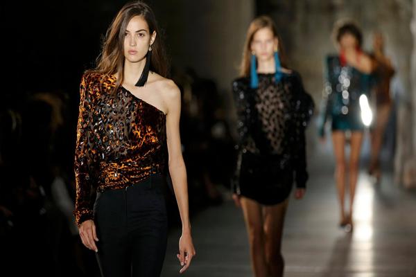 Saint Laurent di Paris Fashion Week/