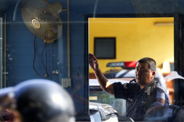 Polisi Malaysia berjaga di depan kamar mayat General Hospital Kuala Lumpur tempat jenazah Kim Jong Nam diatopsi./Reuters-Athit Perawongmetha