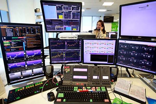 Mengamati pergerakan harga saham./.Bisnis-Abdullah Azzam