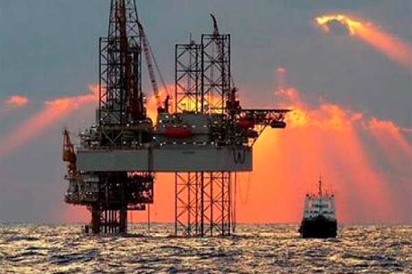  HARGA MINYAK: Stok AS Cetak Rekor, WTI &amp; Brent Layu
