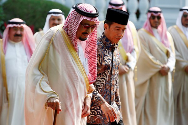 Presiden Joko Widodo (kanan) berjalan berdampingan dengan Raja Arab Saudi Salman bin Abdulaziz Al-Saud untuk melakukan penanaman pohon, di Istana Kepresidenan, Jakarta, Kamis (2/3)./Reuters-Darren Whiteside