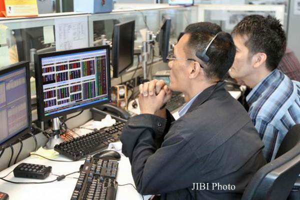 Mengamati pergerakan harga saham./.Bisnis-Endang Muchtar 