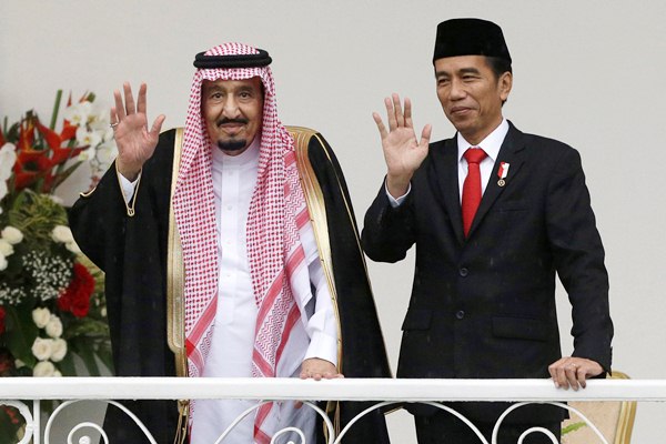Presiden Joko Widodo (kanan) dan Raja Arab Saudi Salman bin Abdulaziz Al-Saud melambaikan tangan ke awak media saat bertemu di Istana Bogor, Kota Bogor, Rabu (1/3)./Reuters-Achmad Ibrahim