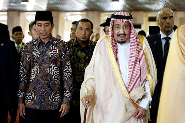 Presiden Joko Widodo (kiri) berjalan bersama Raja Arab Saudi Salman bin Abdulaziz Al-Saud (kanan) seusai melakukan ibadah salat di Masjid Istiqlal, Jakarta, Kamis (2/3)./Reuters-Beawiharta