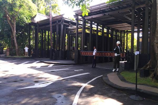 Hotel Saint Repintu gerbang dan suasana pantai Hotel The St Regis Bali Resort & The Laguna/Feri Kristianto 
