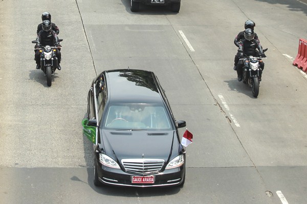 Kendaraan yang membawa Raja Arab Saudi Salman bin Abdulaziz Al-Saud melintas di Jalan Gatot Subroto, Jakarta, Kamis (2/3)./Antara-Muhammad Adimaja