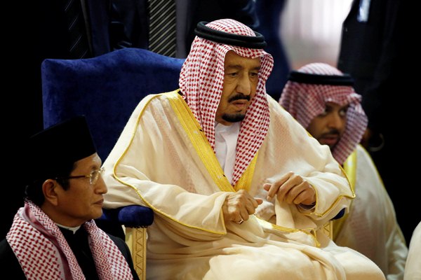 Raja Arab Saudi Salman bin Abdulaziz Al-Saud (tengah) saat melaksanakan ibadah salat sunat tahiyatul masjid di Istiqlal, Jakarta, Kamis (2/3/2017)./Reuters-Beawiharta