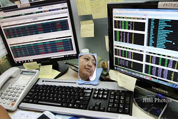 Mengamati pergerakan harga saham./.Bisnis-Endang Muchtar 