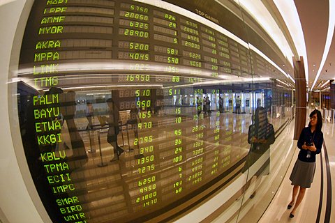 Mengamati pergerakan harga saham./.Antara-M Agung Rajasa