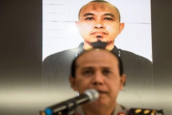 Kadiv Humas Mabes Polri Irjen Pol Boy Rafli Amar berlatarbelakang foto pelaku teror bom di Bandung saat memberikan keterangan terkait identitas pelaku teror bom di Mabes Polri, Jakarta, Selasa (28/2/2017)./Antara