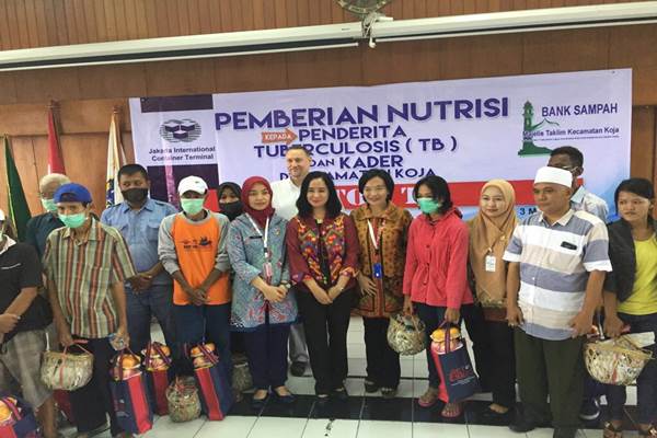 Saat Penyaluran CSR JICT untuk Program Stop Tuberculosis di Jakut (3/3/2017)/Bisnis-Ahmad Mabrori