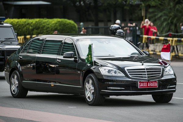 Mobil yang membawa Raja Arab Saudi Salman bin Abdulaziz Al-Saud melintas di kawasan Bundaran Hotel Indonesia, Jakarta, Kamis (2/3)./Antara-M Agung Rajasa