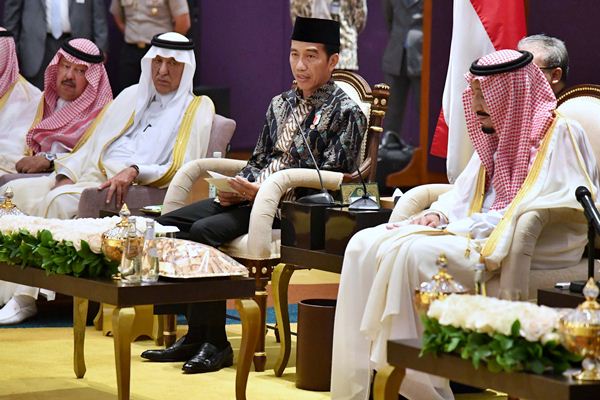 Presiden Joko Widodo (kedua kanan) bersama Raja Salman bin Abdulaziz Al-Saud (kanan) menghadiri pertemuan dan dialog dengan 28 tokoh lintas agama di Jakarta, Jumat (3/3)./Setpres-Laily Rachev