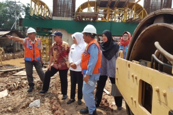 Wakil Wali Kota Palembang Fitrianti Agustinda (ketiga kiri) meninjau proyek jembatan layang Simpang Bandara, Kamis (2/3/2017).