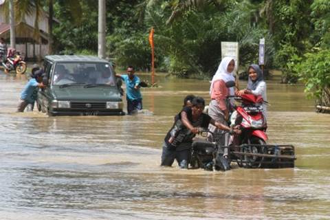 Sejumlah warga membantu mendorong kendaraan saat menembus jalan yang terendam banjir di Desa Gampong Baro, Teunom, Aceh Jaya, Aceh, Rabu 16 November 2016./Antara Foto - Syifa Yulinnas