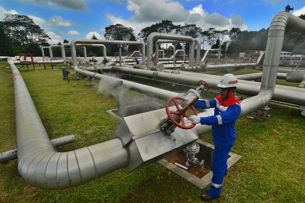 Petugas mengontrol sumur bor produksi KMJ 71 Pembangkit Listrik Tenaga Panas Bumi (PLTP) Unit I Kamojang, Kabupaten Garut, Jawa Barat, Selasa (28/2)./Antara-Adeng Bustomi