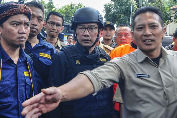 Wali Kota Bandung Ridwan Kamil (tengah) meninjau lokasi penangkapan terduga teroris bom pancidi Kantor Kelurahan Arjuna, Bandung, Jawa Barat, Senin (27/2)./Antara-Novrian Arbi