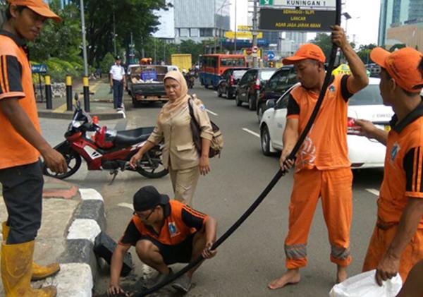  Lagi, Pasukan Oranye Temukan Gulungan Kabel di Saluran Air Jalan Gatot Subroto