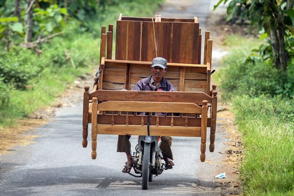  Pedagang Mebel Kayu Keliling