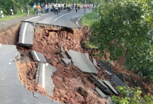  Jalan Kadipaten-Sumedang Amblas, Hanya Bisa Dilintasi Sepeda Motor