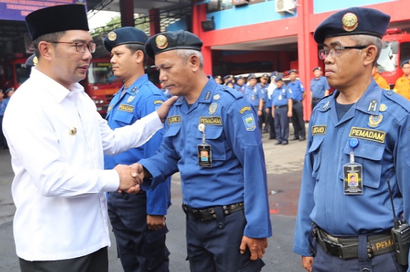  Risiko Kerja Tinggi, Emil Akan Naikkan Gaji Petugas Pemadam Kebakaran