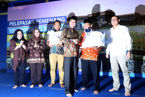  FOTO: BJB Lepas 200 Jemaah Umrah Pemenang Wisata Religi dan bjb Better Award 2016