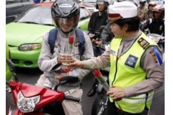  Simpan Peluit dan Buku Tilang, Polisi Tertibkan Lalu Lintas Dengan Stiker dan Bunga