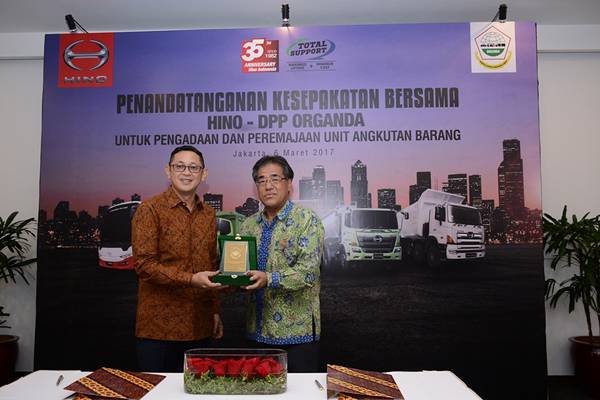  Hino Dukung Efisiensi Biaya Logistik di Pelabuhan Priok