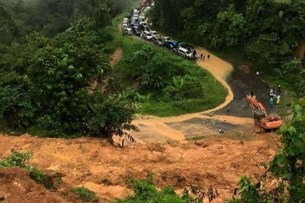  Akses Lalu Lintas Sumbar-Riau Dialihkan Ke Jalur Alternatif