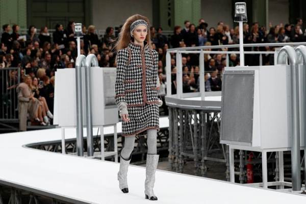  Koleksi Bertema Ruang Angkasa Channel di Paris Fashion Week