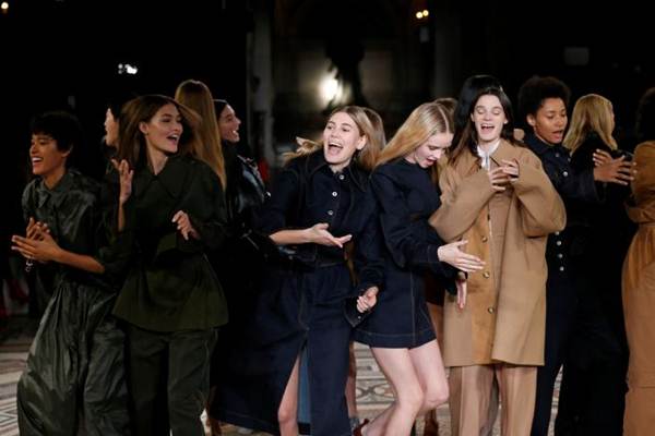  Stella McCartney Hidupkan Paris Fashion Week dengan Aksi Dansa