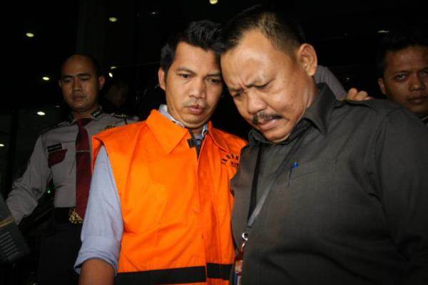 Direktur Utama PT Windhu Tunggal Utama (WTU) Abdul Khoir (AKH) mengenakan baju tahanan saat dikawal petugas setelah resmi ditetapkan sebagai tersangka di Gedung KPK, Jakarta, Jumat (15/1/2016) dini hari./Antara-Reno Esnir