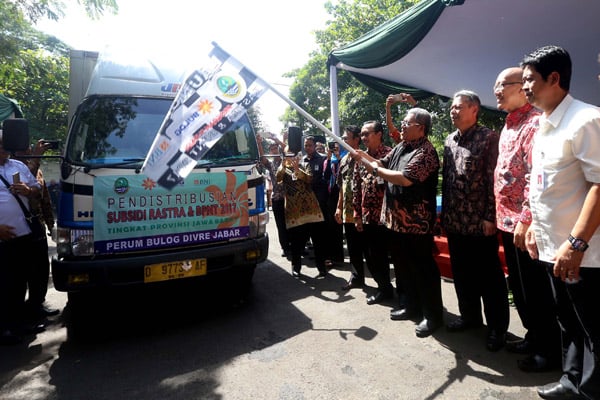  FOTO: Pemprov Jabar Mulai Salurkan Rastra dan BPNT