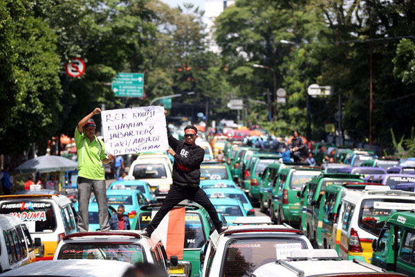  FOTO: Tolak Transportasi Online, Sopir Angkot Kepung Gedung Sate