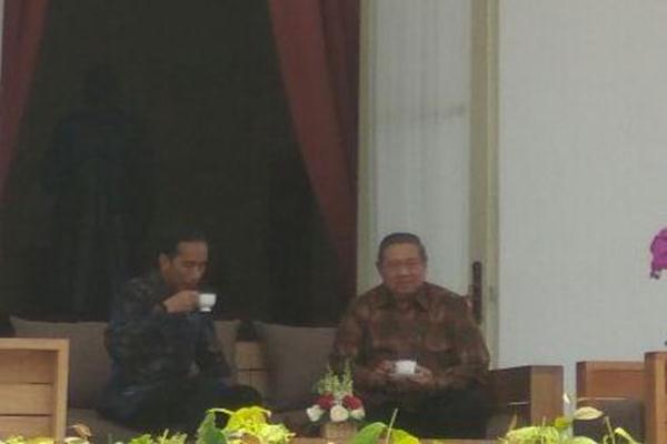  Senyum Jokowi dan SBY di Beranda Istana