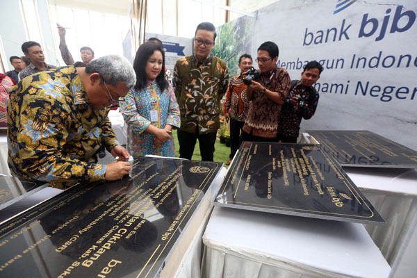  FOTO: Bantu Pendidikan, Aher: CSR BJB Didorong Untuk Pembangunan RKB