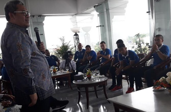  Aher Serahkan Kadeudeuh BJB Untuk Persib Rp250 Juta