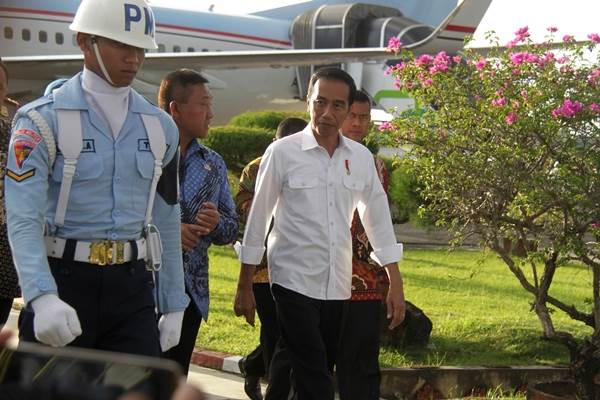  Presiden Jokowi Jenguk KH Hasyim Muzadi. Pakde Karwo Menjemput di Bandara