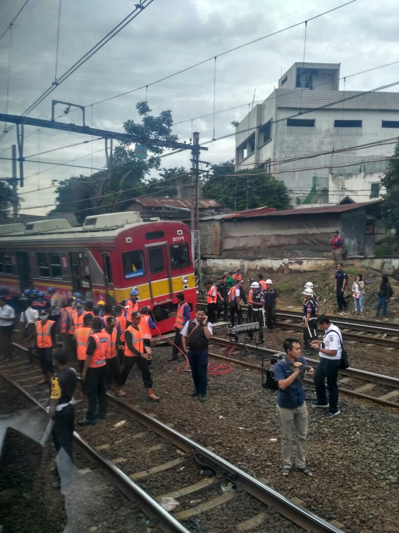  KRL ANJLOK: Jalur Kereta Jatinegara-Manggarai Sudah Bisa Dilalui