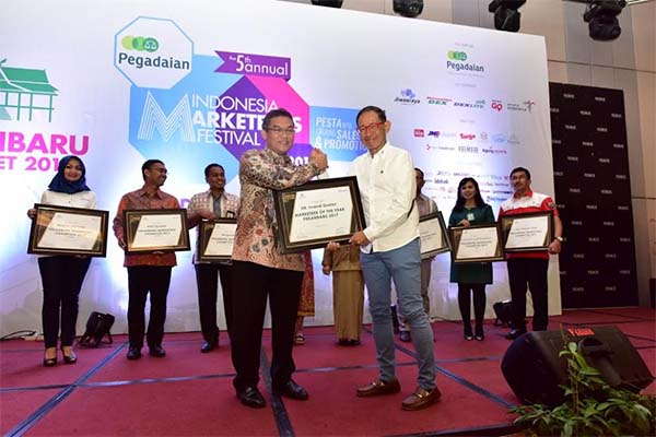  Dirut Bank Riau Kepri Terima Penghargaan dari Markplus